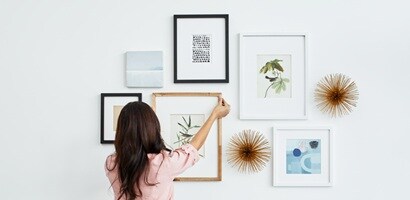 Hang picture frames and artworks of various sizes freely using no-drill Command™ picture hanging strips.

