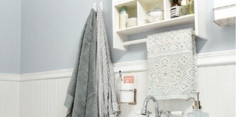 Hang towels and bath brushes on the bathroom wall using Command™ Bathroom Hooks. Our water-resistant strips hold strongly in humid environments.
