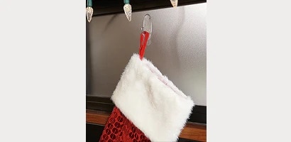 step 4 of decorating office walls for christmas
