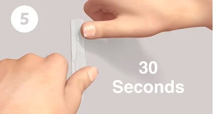 Step 5 of applying command hooks: press base firmly for 30 seconds
