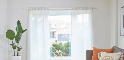 With Command curtain rod hooks, you can hang up curtains without nails

