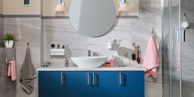Keep bathroom essentials neatly stored on the wall with 3M bathroom hooks and organisers.
