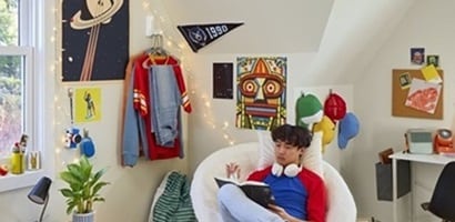 teenage bedroom makeover featuring space-saving clothes hangers and wall organisers
